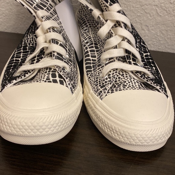 Converse high tops black and white womens size 8 brand new in box - Picture 2 of 3